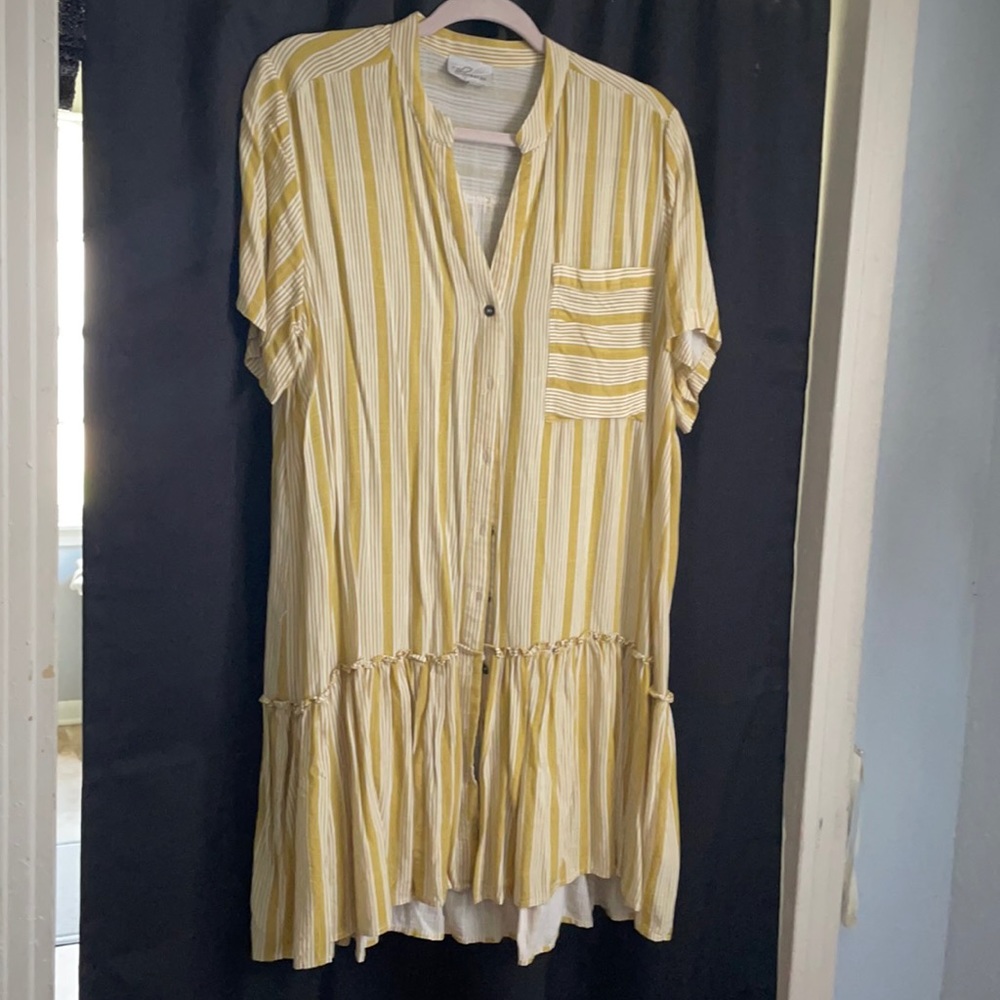 Tunic/dress. Gold and white. Size L with ruffles